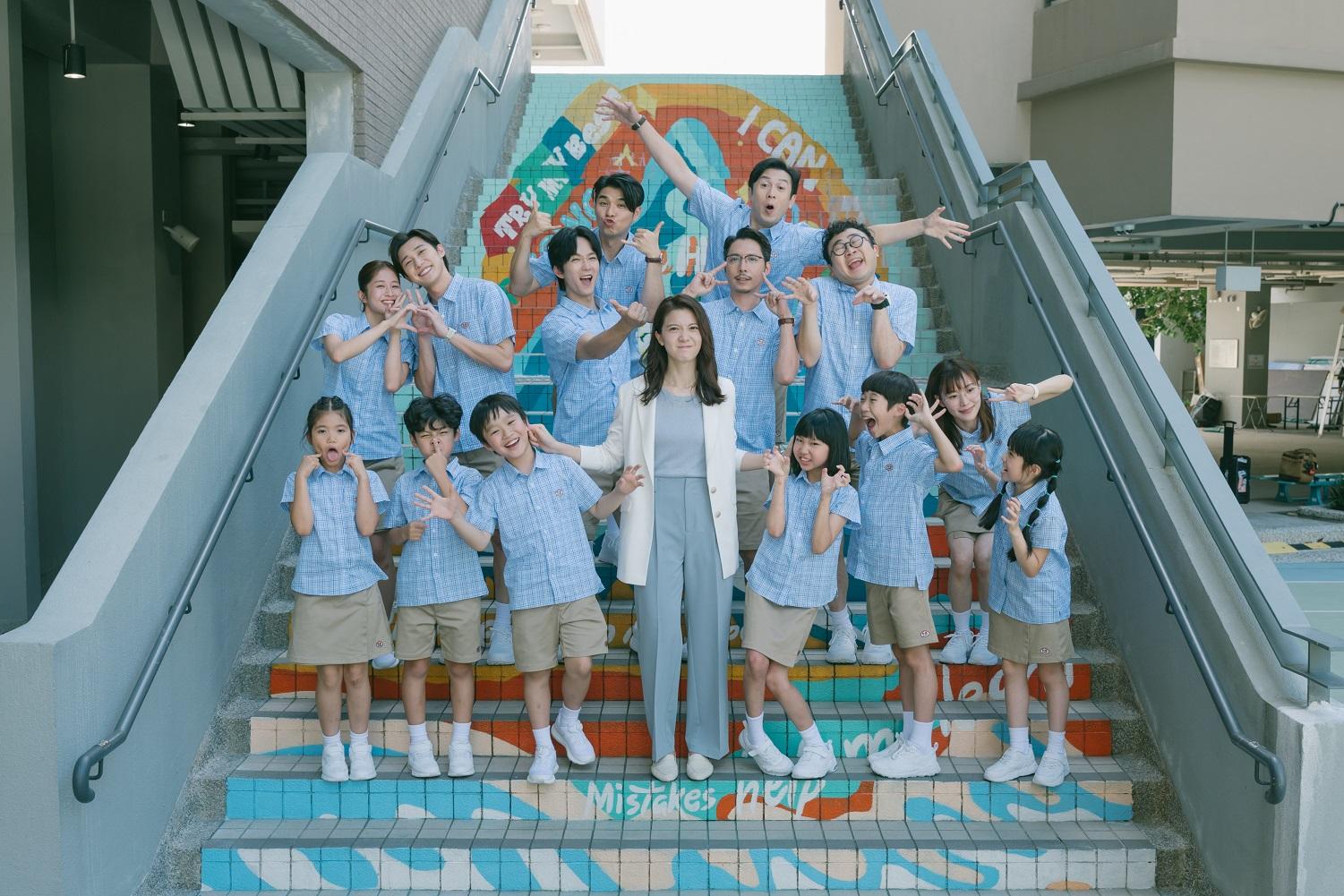 王智德Alton、林宣妤和陳子豐在《社畜再培訓先導計劃》與一班小演員合作。