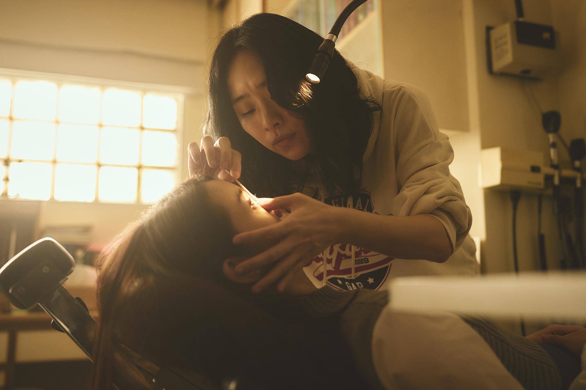 吳可熙飾演眼科醫師,特地前往眼科診所實習。