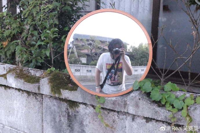 費曼與老竇吳鎮宇去日本福岡旅遊,拍下大量搞怪照片。