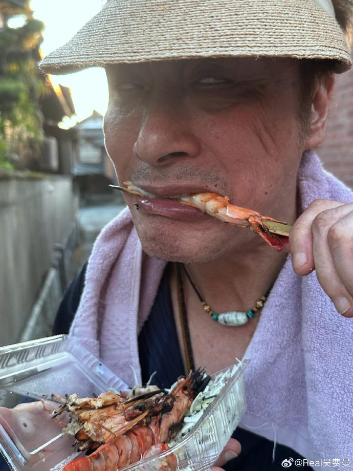 反著白眼扮盲俠食蝦的吳鎮宇。