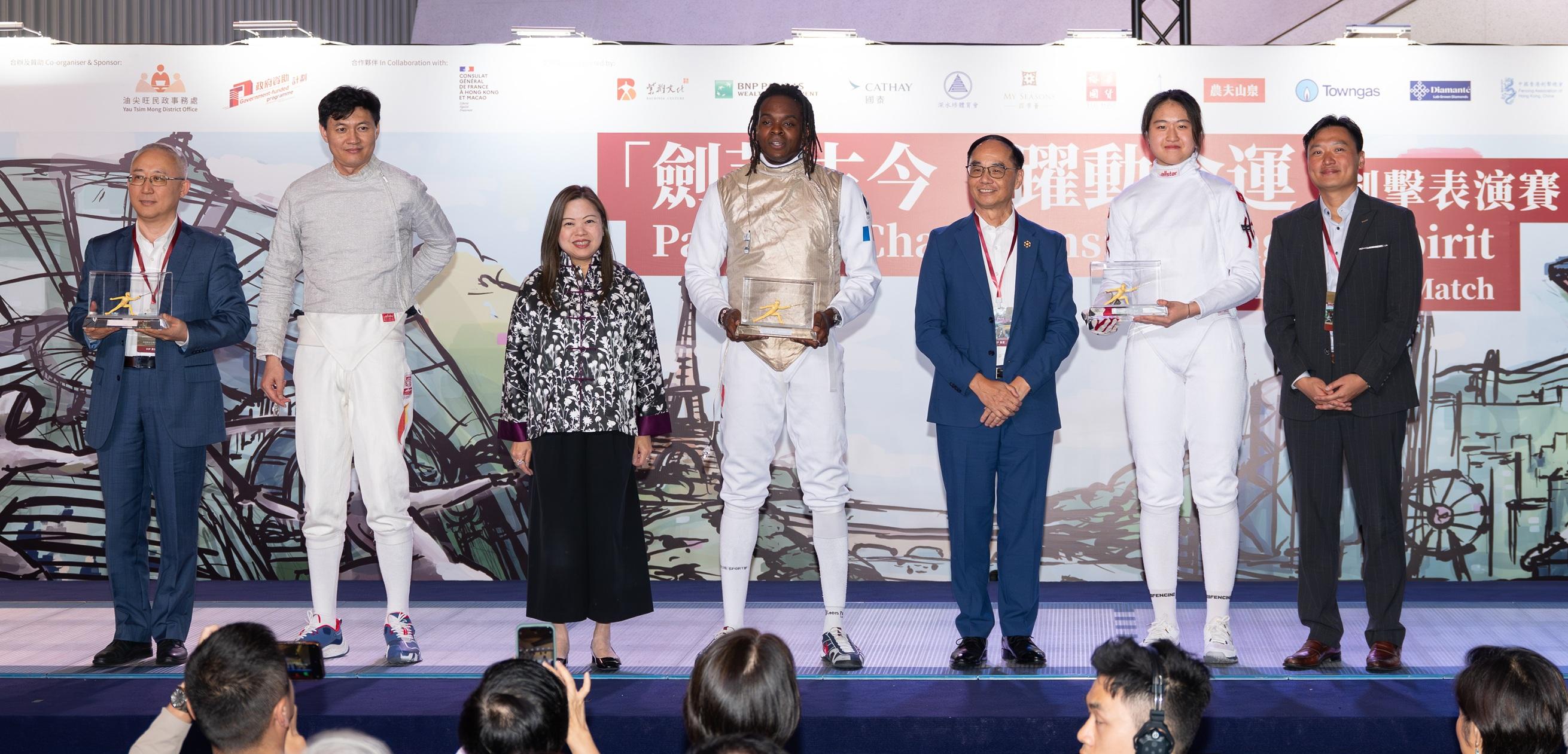 故宮劍擊表演賽 劍手獲周大福贈足金擺件 總值10萬