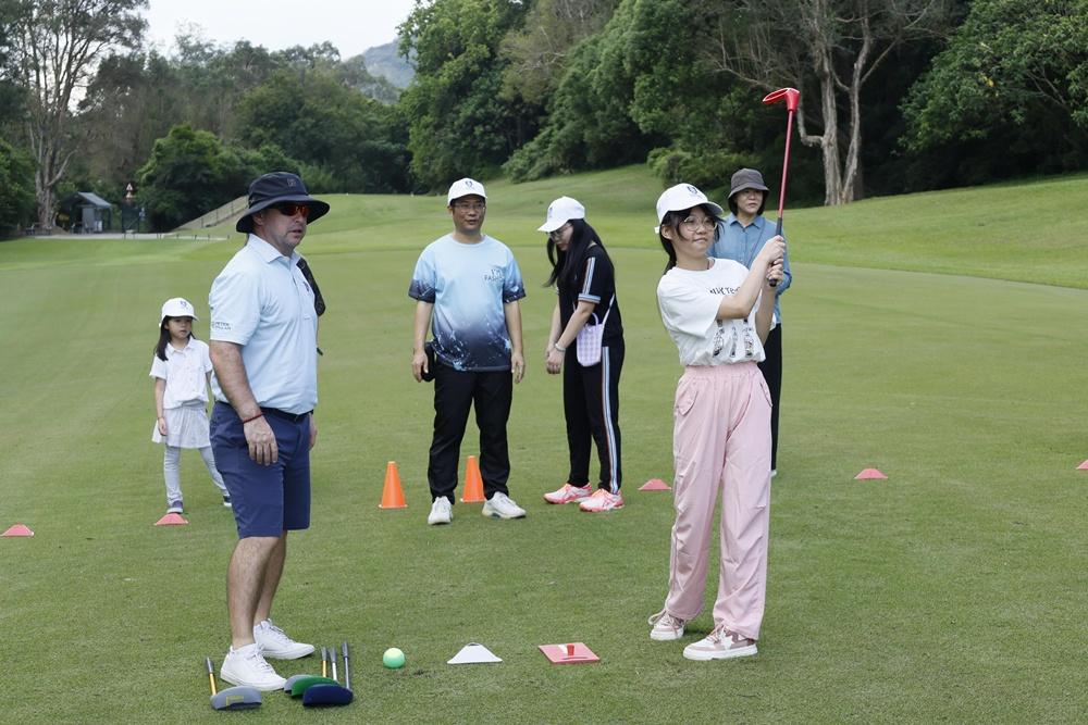 關小朋友(前)曾在學校體育課中接觸過高球,這次是她與爸媽第二次到訪球場,希望未來能有更多機會來粉嶺球場學習打球。(香港哥爾夫球會提供)