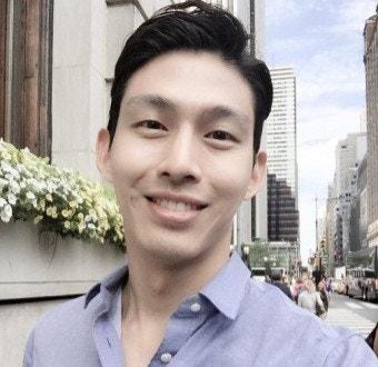 崔正元2000年以雙人組UN成員身份出道,後來作為個人歌手及演員活躍韓娛圈。