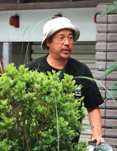 有傳因為比爾賈的育兒方向較嚴厲,令兩人出現矛盾。