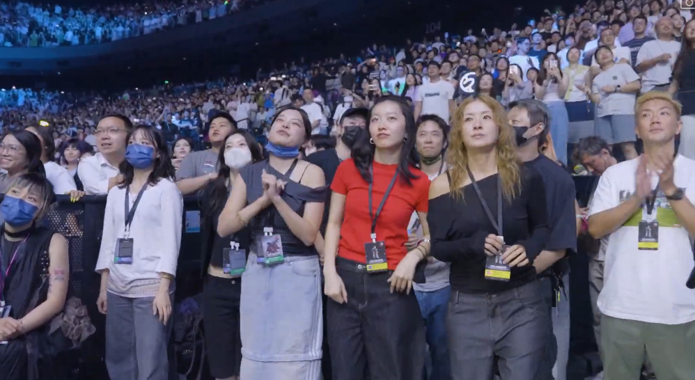 Eason老婆徐濠縈、女兒陳康堤聞歌起舞,投入睇show。