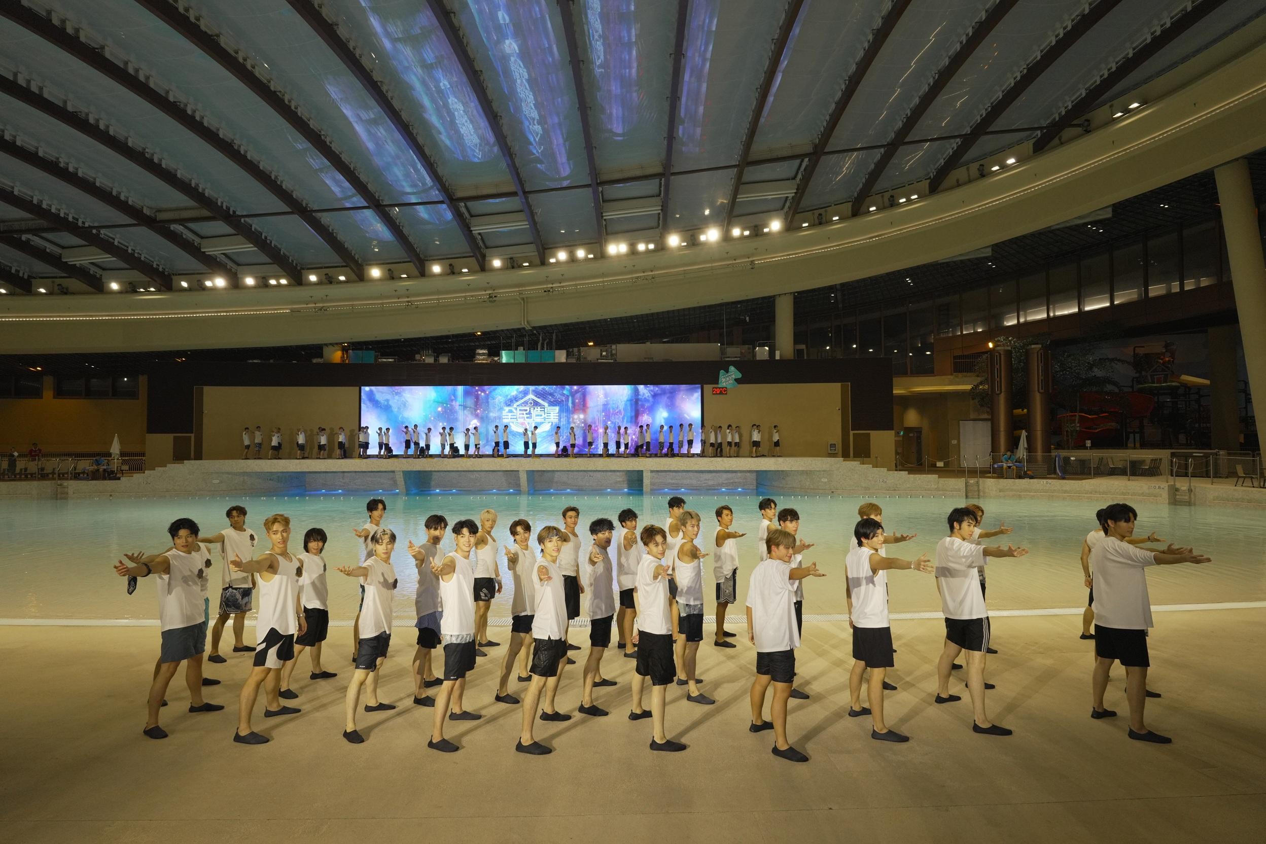 《造星VI》76位參賽者在水中大跳《前傳》。