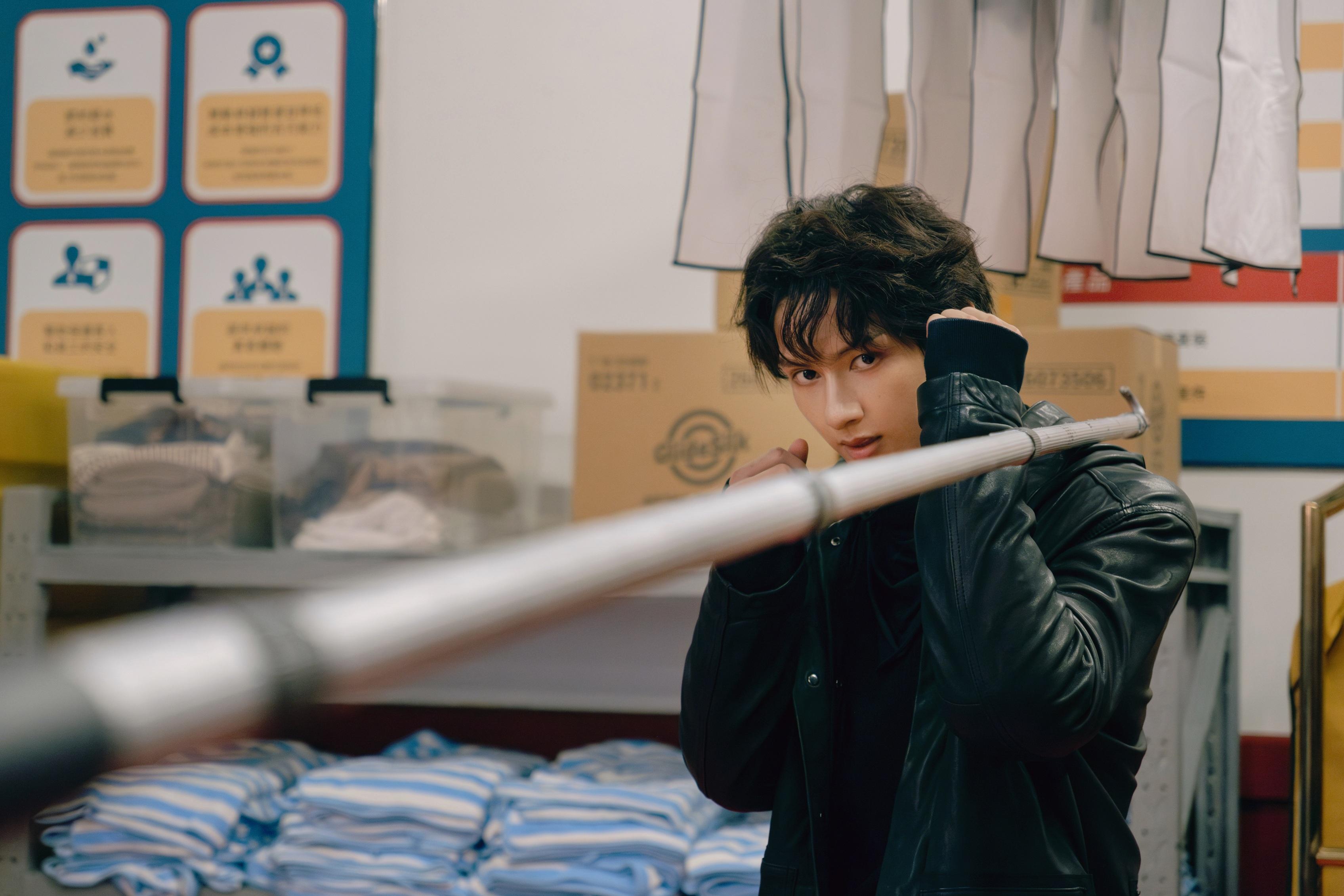 男團SEVENTEEN成員文俊輝在電影《捕風追影》圓夢與偶像成龍合作。