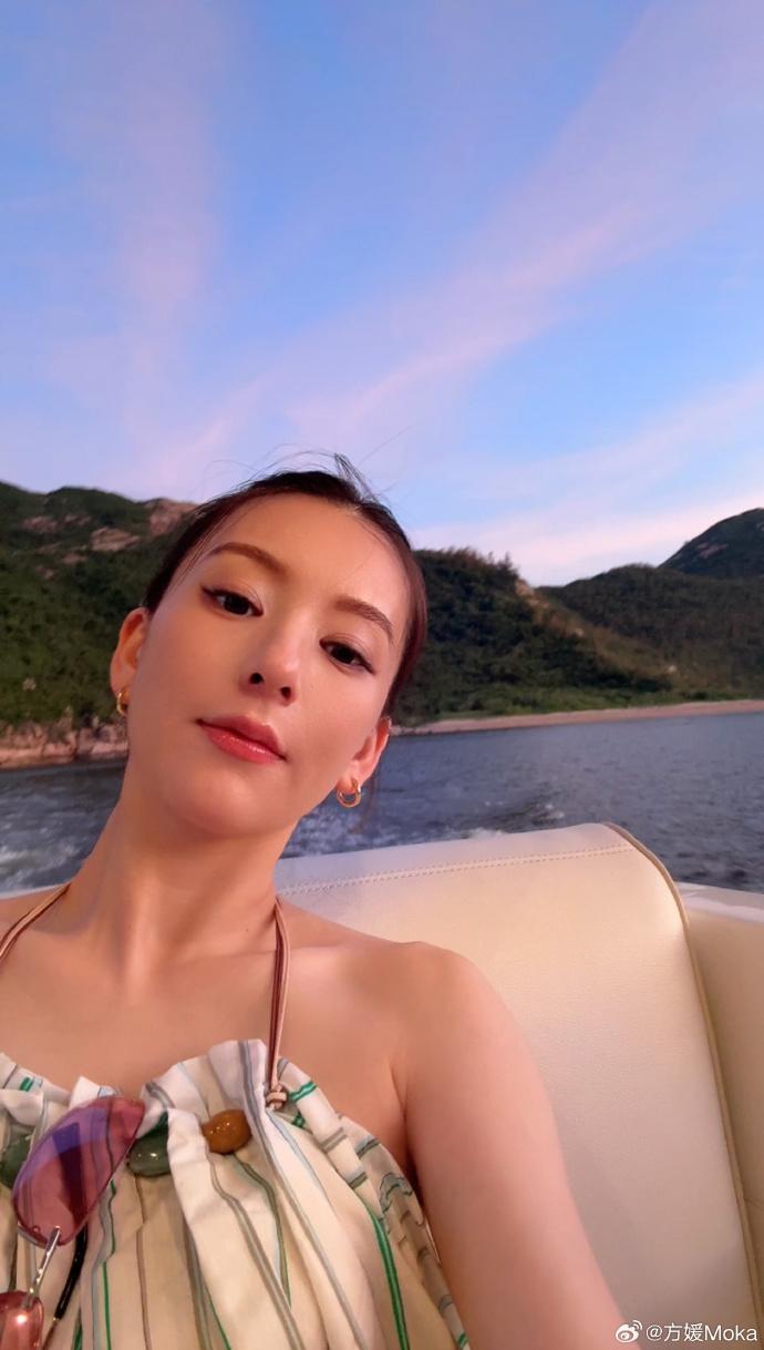 雖然已是懷孕晚期,方媛沒有鼻腫、臉腫大肚婆樣。