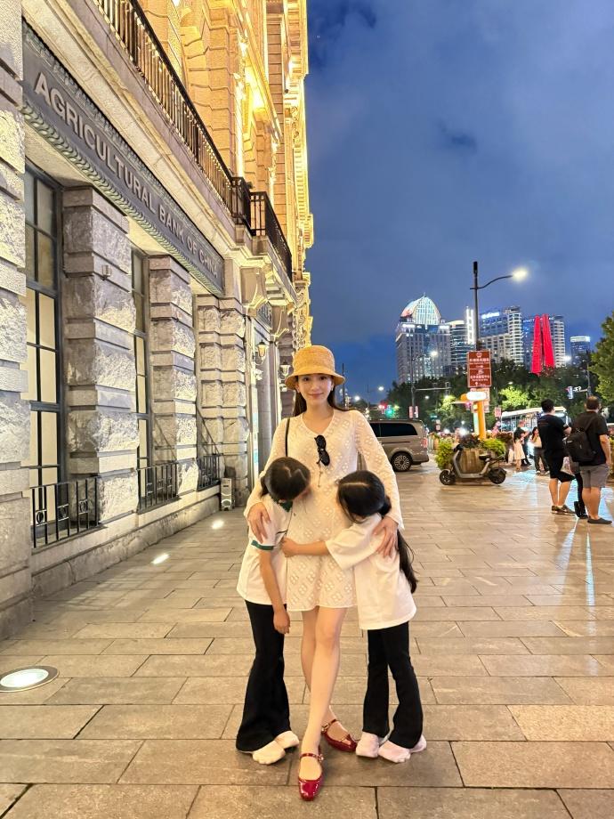 兩位女兒似乎非常黐媽咪起。