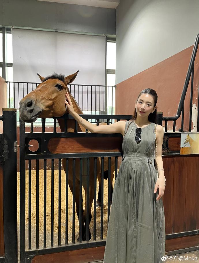 方媛在社交帳號中寫道,要帶著女兒抓住假期的小尾巴。