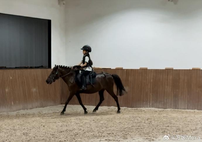 方媛帶兩位女兒去學騎馬。