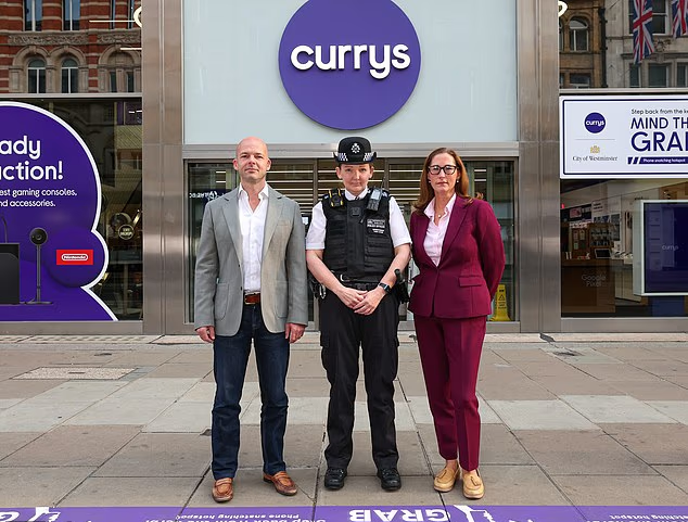 當地警方在牛津街某個搶手機熱點的行人路上,加上寫有食字「Mind the Grab」的紫色線,提醒民眾小心手機被搶。(互聯網)