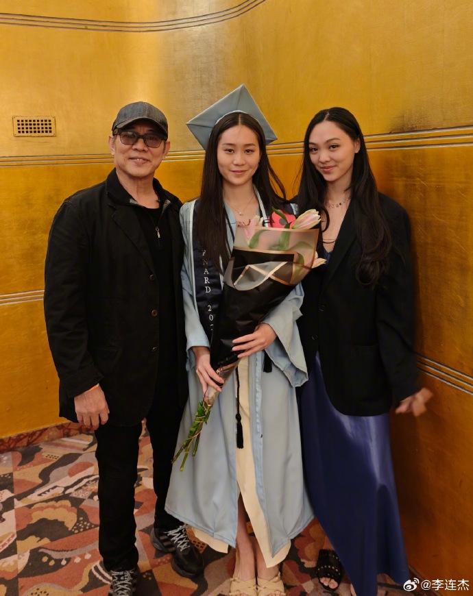 李連杰早前到美國參加細女Jada的大學畢業禮,相中還有大女Jane(李安迪),獨欠太太利智。