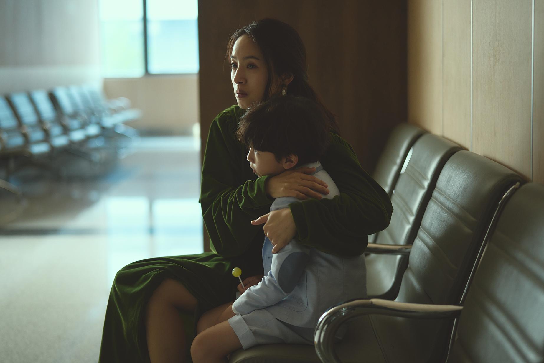 林依晨飾演許書儀,傳統女性,要完全壓抑自己真正的需求與渴望。(圖周子娛樂提供)