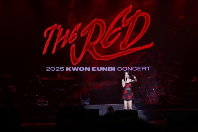 權恩妃有演繹DAY6的大熱曲《Welcome to the Show》,瞬間點燃現場氣氛。