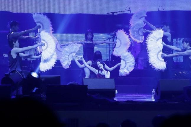 權恩妃在《The Red》演唱會,亦有獻唱IZ*ONE時期的歌曲。