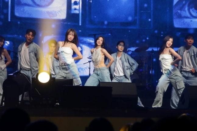 權恩妃有演繹DAY6的大熱曲《Welcome to the Show》,瞬間點燃現場氣氛。