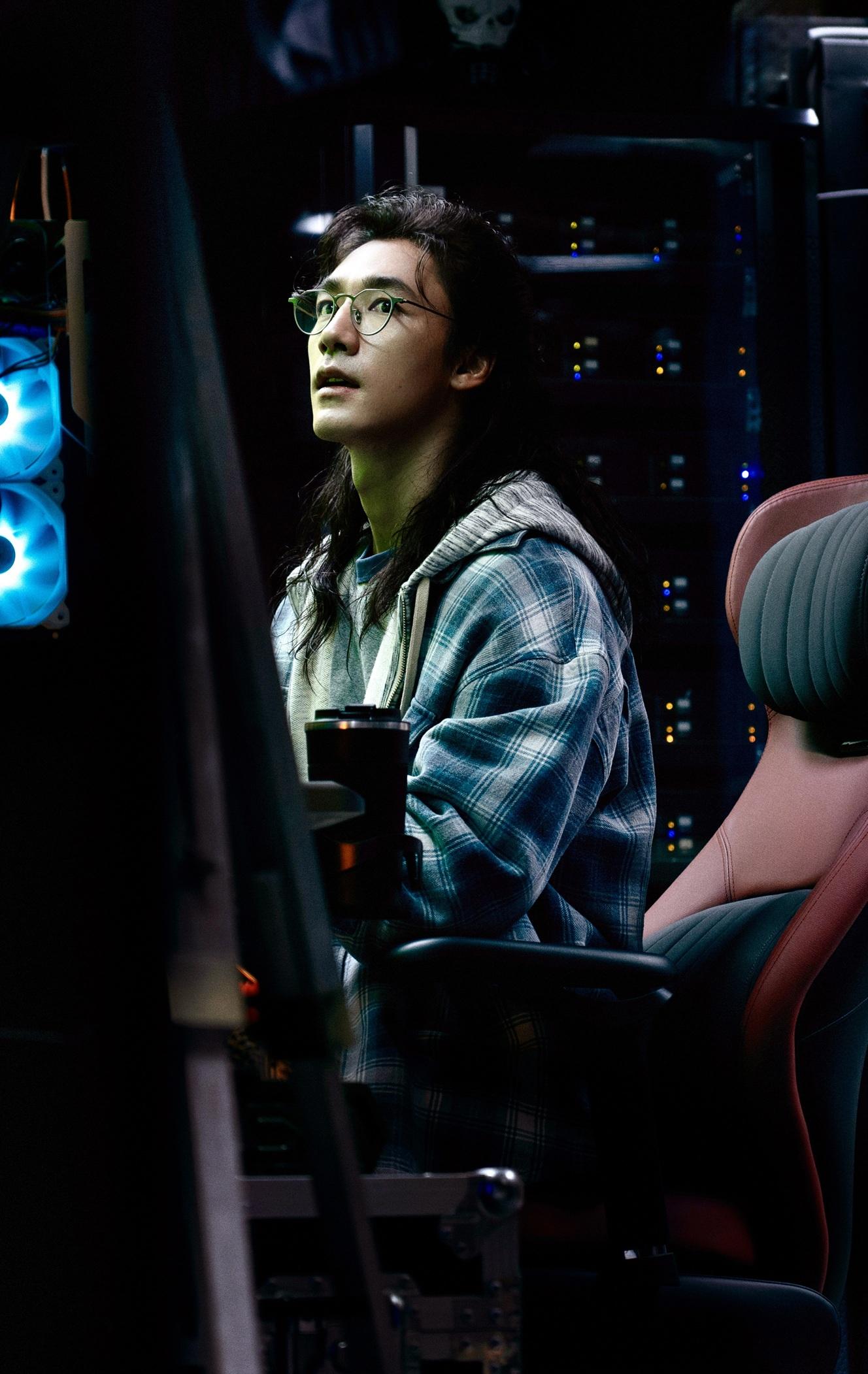 在電影《封神第一部:朝歌風雲》演楊戩的此沙,有份參演電影《捕風追影》。