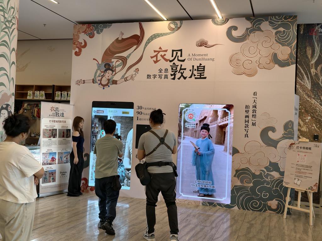 南山博物館的互動遊戲區,以生動有趣方式吸引觀眾,圖為選擇敦煌衣飾的遊戲。(圖片來源:視覺中國)