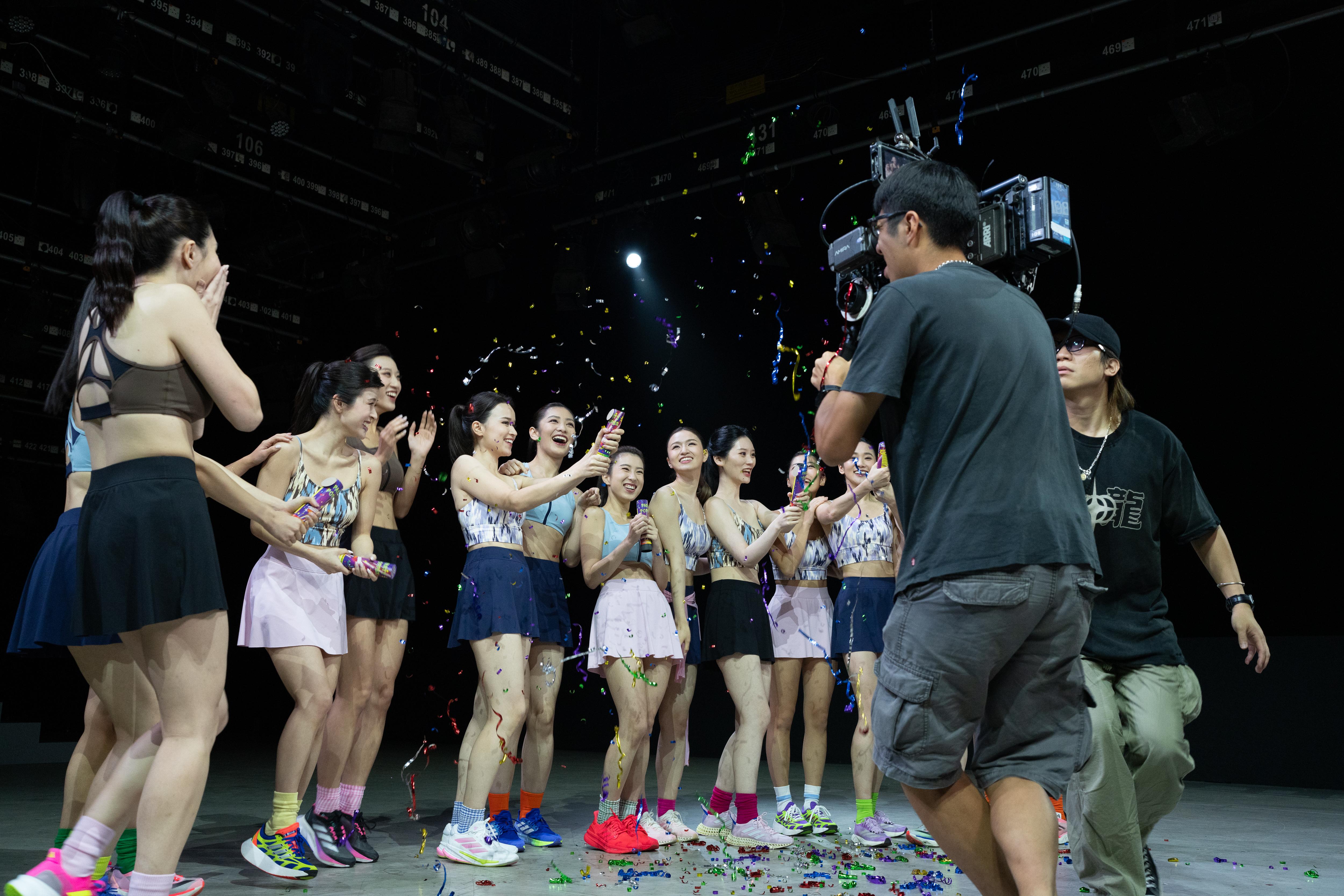 MV展現了14位佳麗可塑性一面。