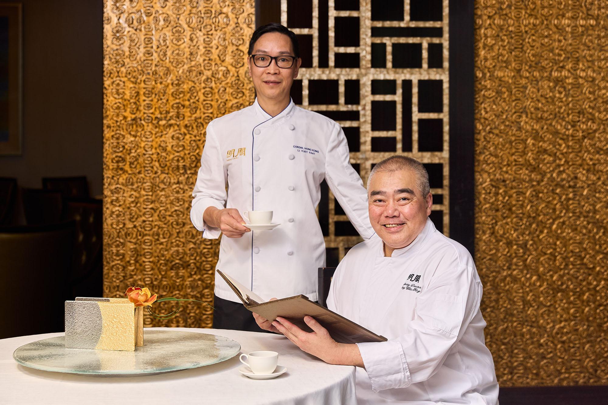 灣仔明閣廚藝總監曾超敬(右)及香港康得思酒店明閣及中廚部行政總廚李悦發(左)