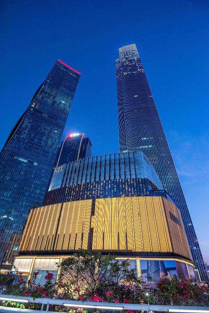 廣州K11內建築的最大特色,是以金色的材料塑造幾何圖案,衝擊視覺,令人百看不厭。(圖片來源:視覺中國)