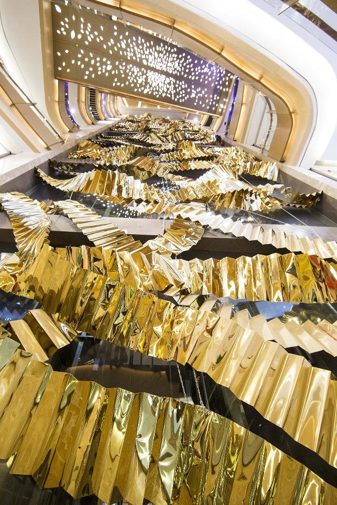 廣州K11內建築的最大特色,是以金色的材料塑造幾何圖案,衝擊視覺,令人百看不厭。(圖片來源:視覺中國)