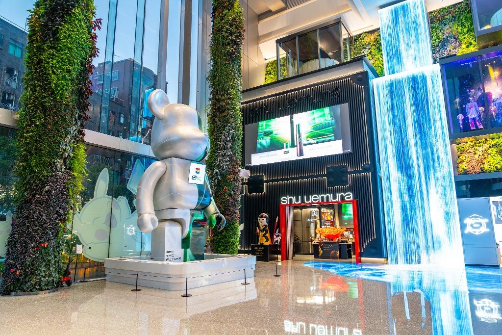 深圳中灣灣C Future City是深圳市中心最大的舊城改造而成,利用藝術、科技與自然融合,圖中的流水瀑布便是商場的標記。(圖片來源:視覺中國)