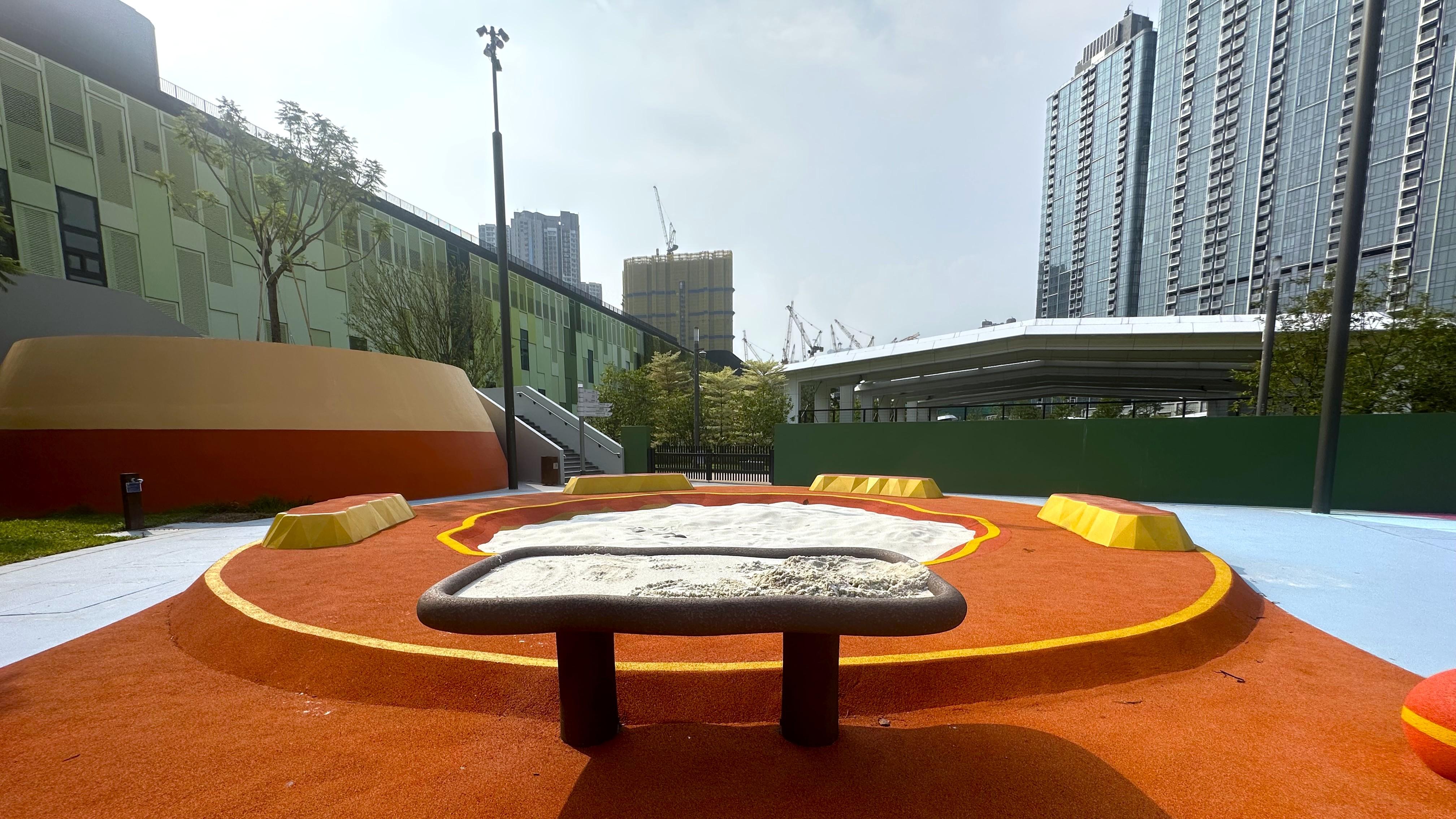 啟德體育園有新戶外設施開放給公眾使用,佔地逾4300平方米的「五行童樂園」親子遊樂空間,設計靈感源自宋代鹽田景觀,並以五行概念劃分五大主題區。(啟德體育園提供)