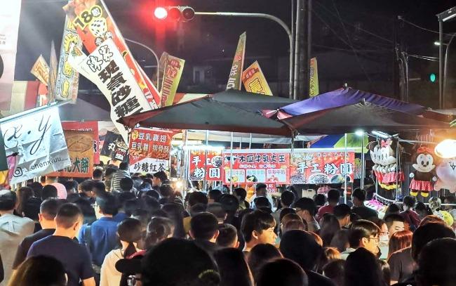 台灣屏東的潮州鎮人口約5萬,市面繁華熱鬧。圖為潮州鎮的春節夜市。(網上圖片)