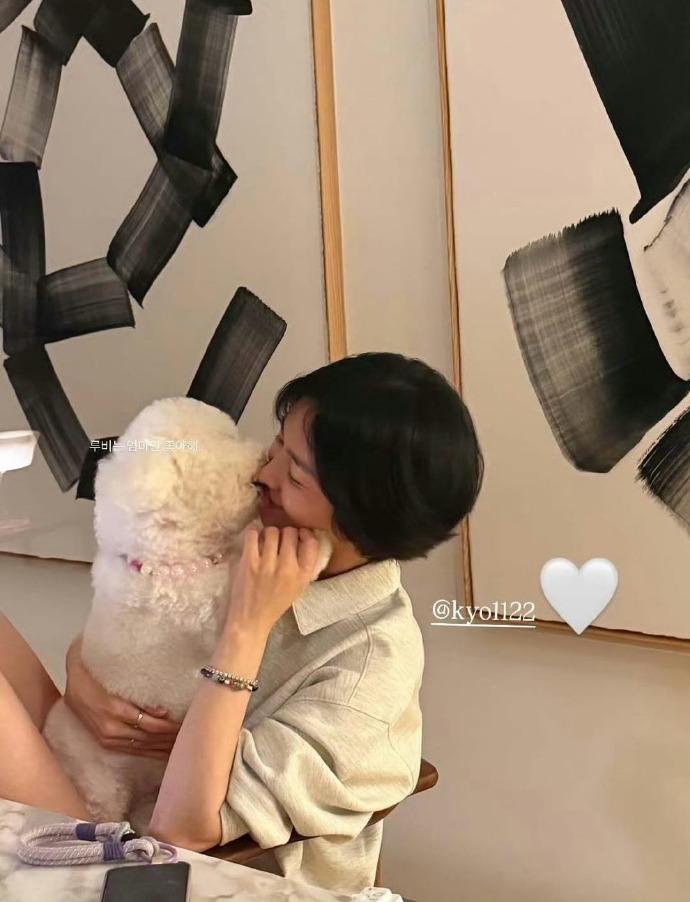 雖然年齡有14歲的差距,宋慧喬與裴秀智的互動毫無隔閡。