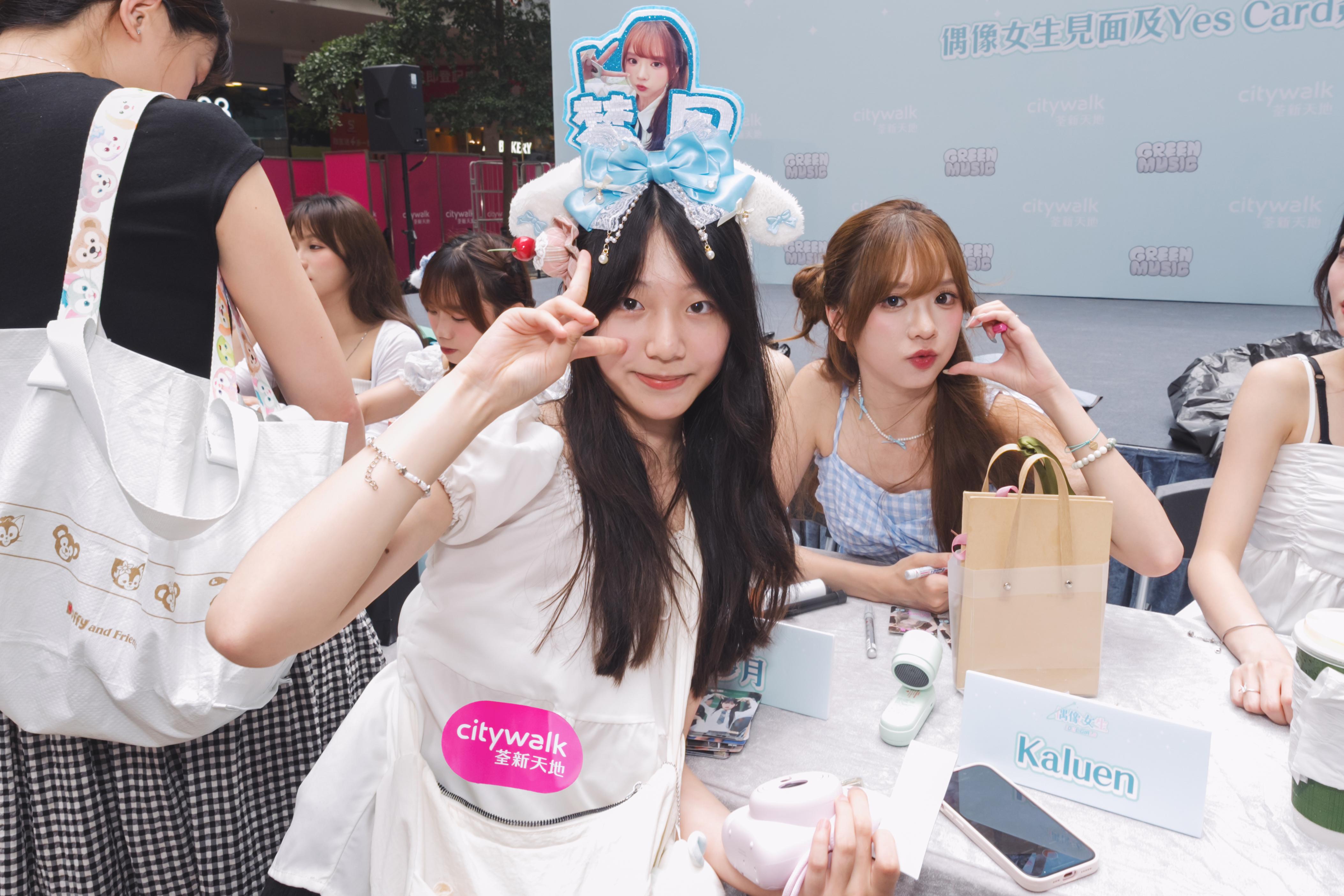 粉絲與夢月合照。