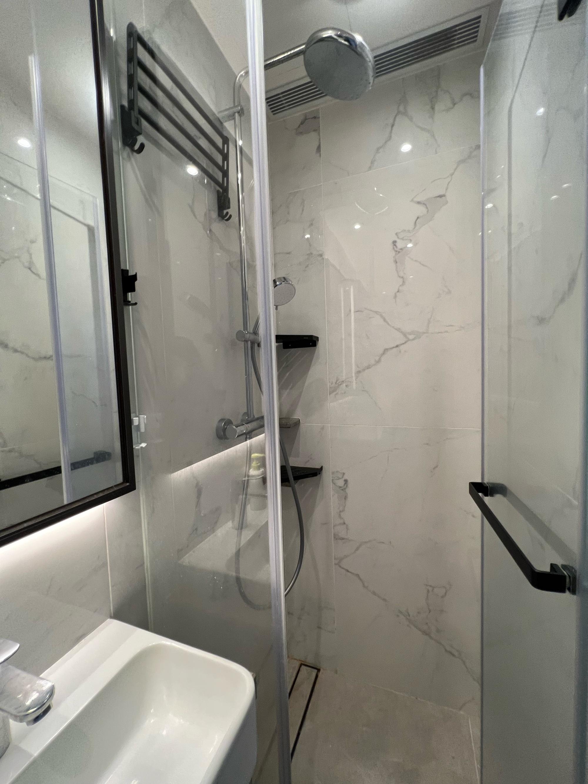 浴室為企缸設計,非光廁。(代理提供)