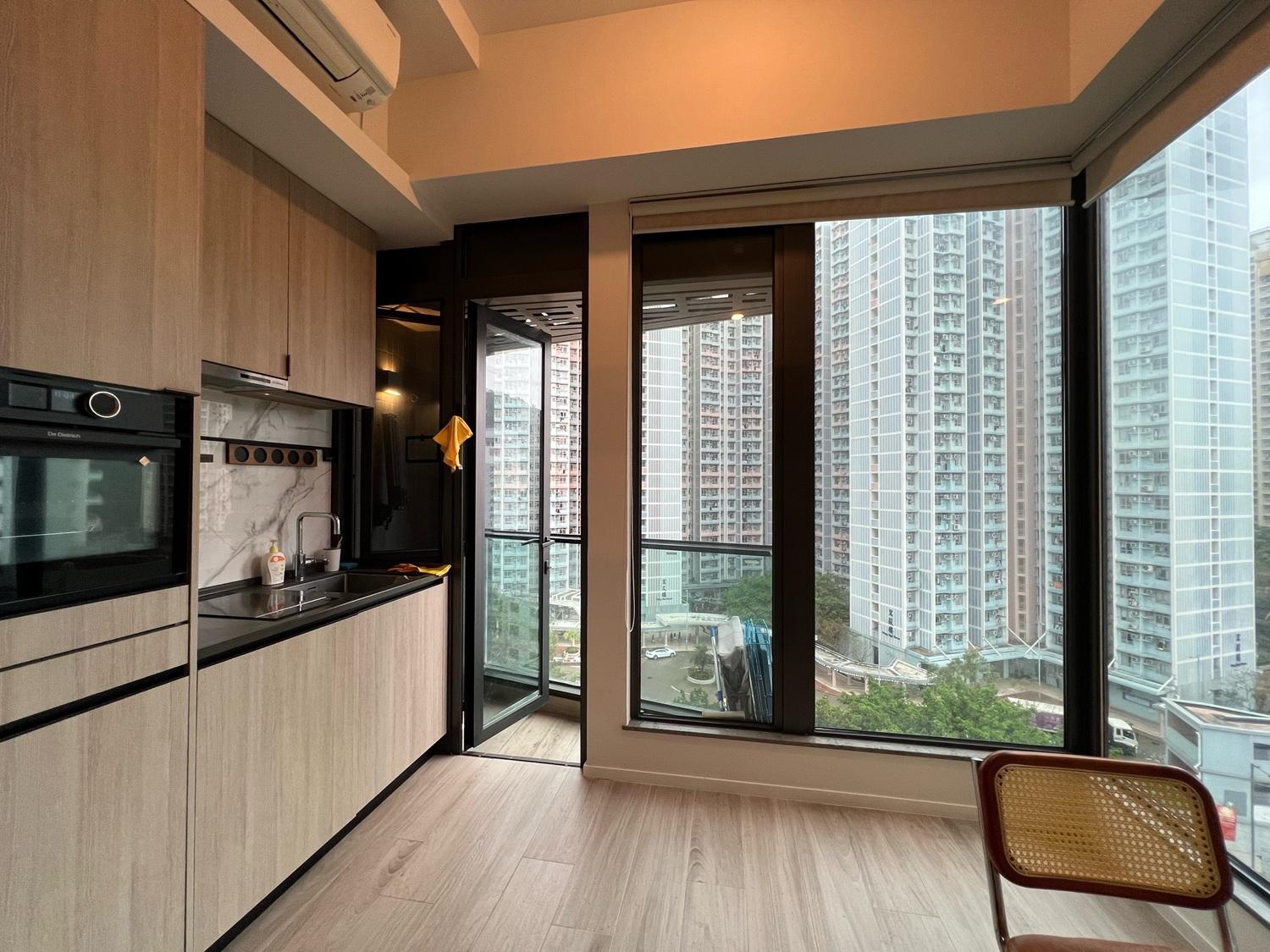 大廳設有小小露台,方便晾曬;採用落地大窗,光猛開揚。(代理提供)