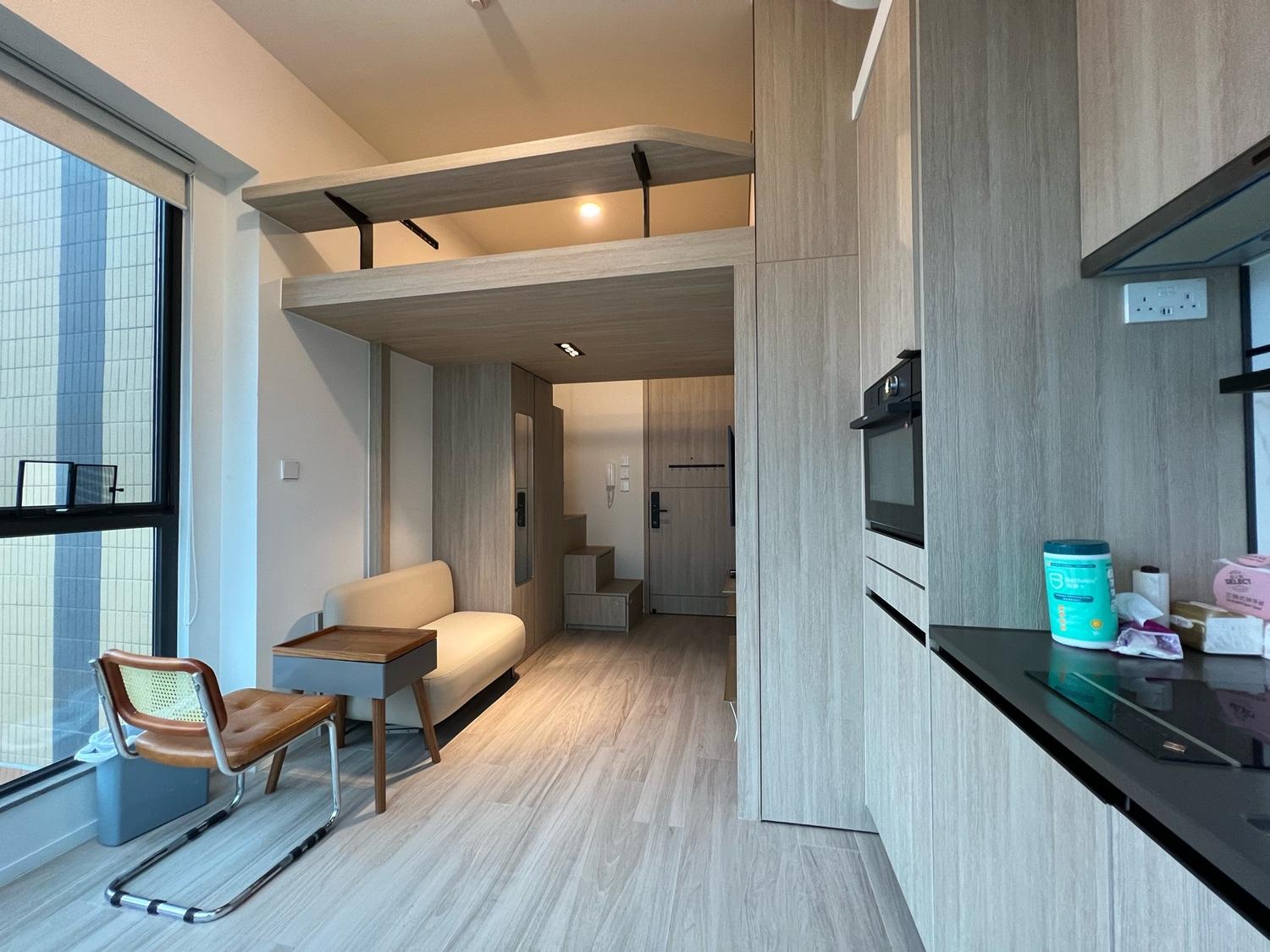 閣樓的樓梯設於大門旁,且為樓梯櫃,更顯實用。(代理提供)