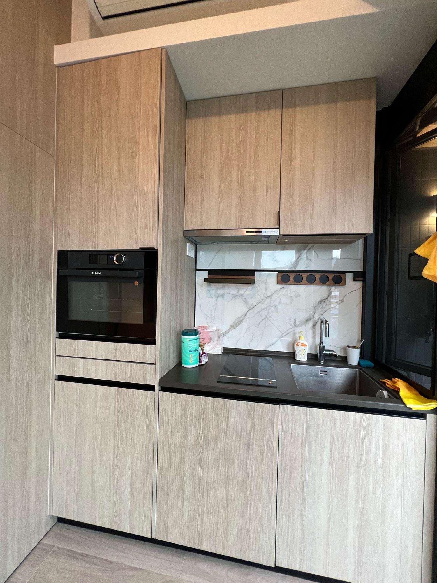 開放式廚房五臟齊全,一人居住絕對夠用。(代理提供)