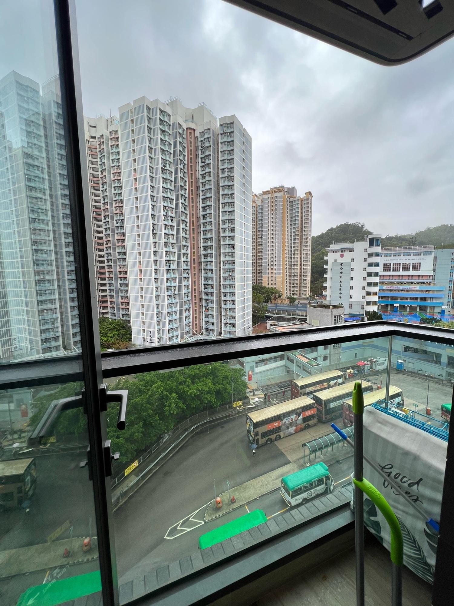 單位景觀主要望鄰近學校、樓景及公共車站,視野開揚。(代理提供)