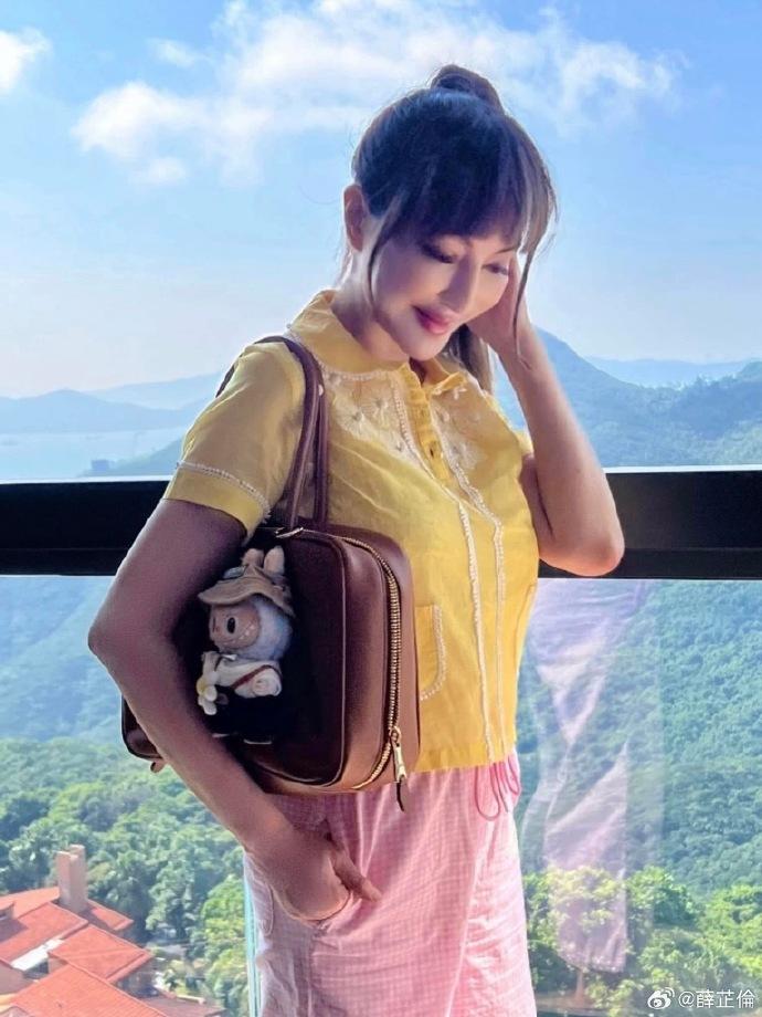 薛芷倫晒出如何搵用Labubu來襯手袋。