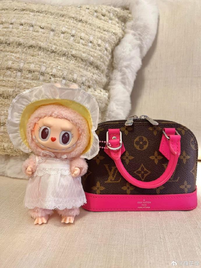 薛芷倫是會悉心配襯每個手袋,應該用甚麼顏色的Labubu。