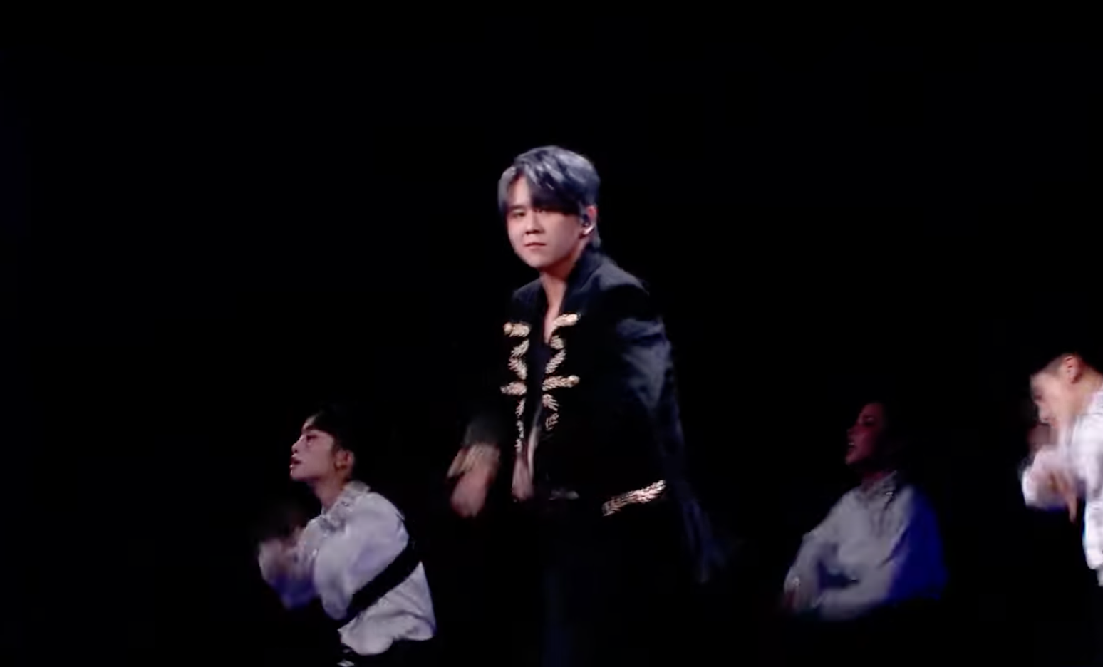 姜濤清減不了,在《2025 TIMA國際音樂大賞》舞台上演繹個人作品、團歌及隊友的曲目。