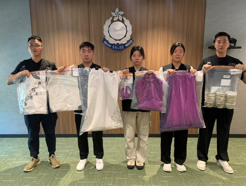 入境事務處於七月二十八日在觀塘展開反非法勞工行動。圖示行動中檢取的證物。