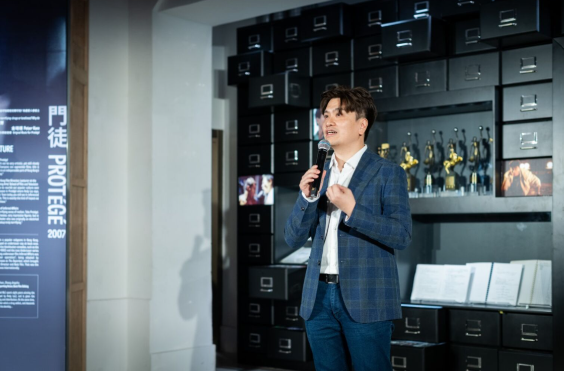 創意總監及聯合策展⼈陳詠燊。