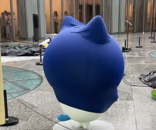 CHIIKAWA特展戶外雕塑因大雨被「笠頭」,意外變劫匪(Threads影片截圖)