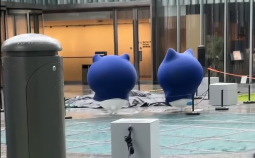 CHIIKAWA特展戶外雕塑因大雨被「笠頭」,意外變劫匪(Threads影片截圖)