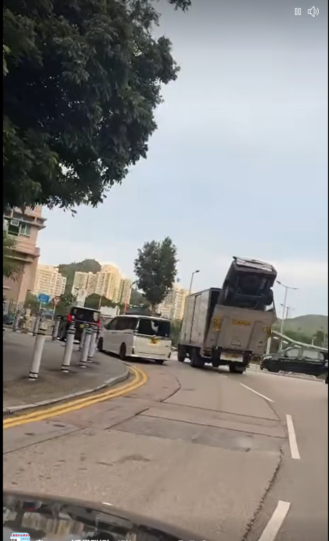 密斗貨車夾著私家車行駛。(FB「 車cam L 香港群組」)
