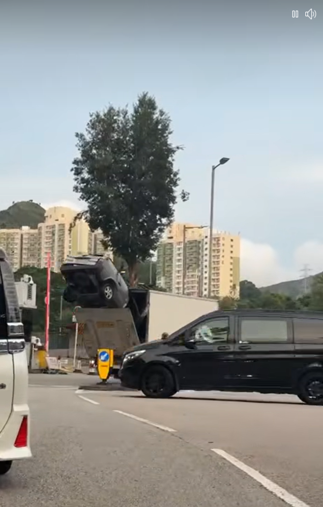 密斗貨車夾著私家車行駛。(FB「 車cam L 香港群組」)