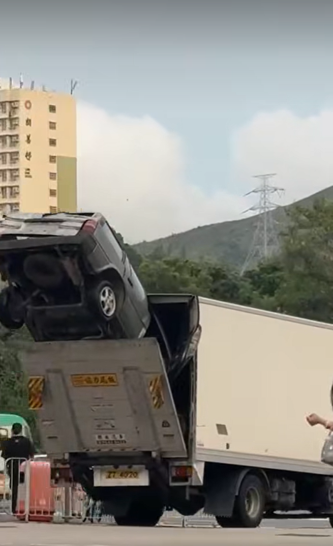 密斗貨車夾著私家車行駛。(FB「 車cam L 香港群組」)