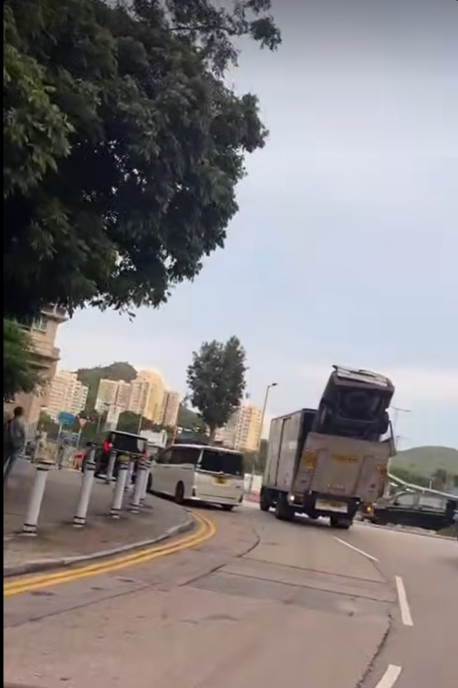 密斗貨車夾著私家車行駛。(FB「 車cam L 香港群組」)