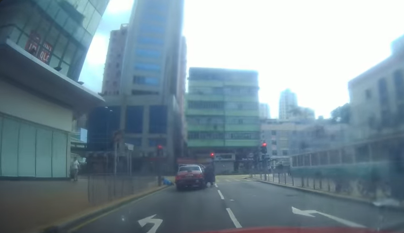 伯伯懷疑過馬路時不慎跌倒。(片段截圖)