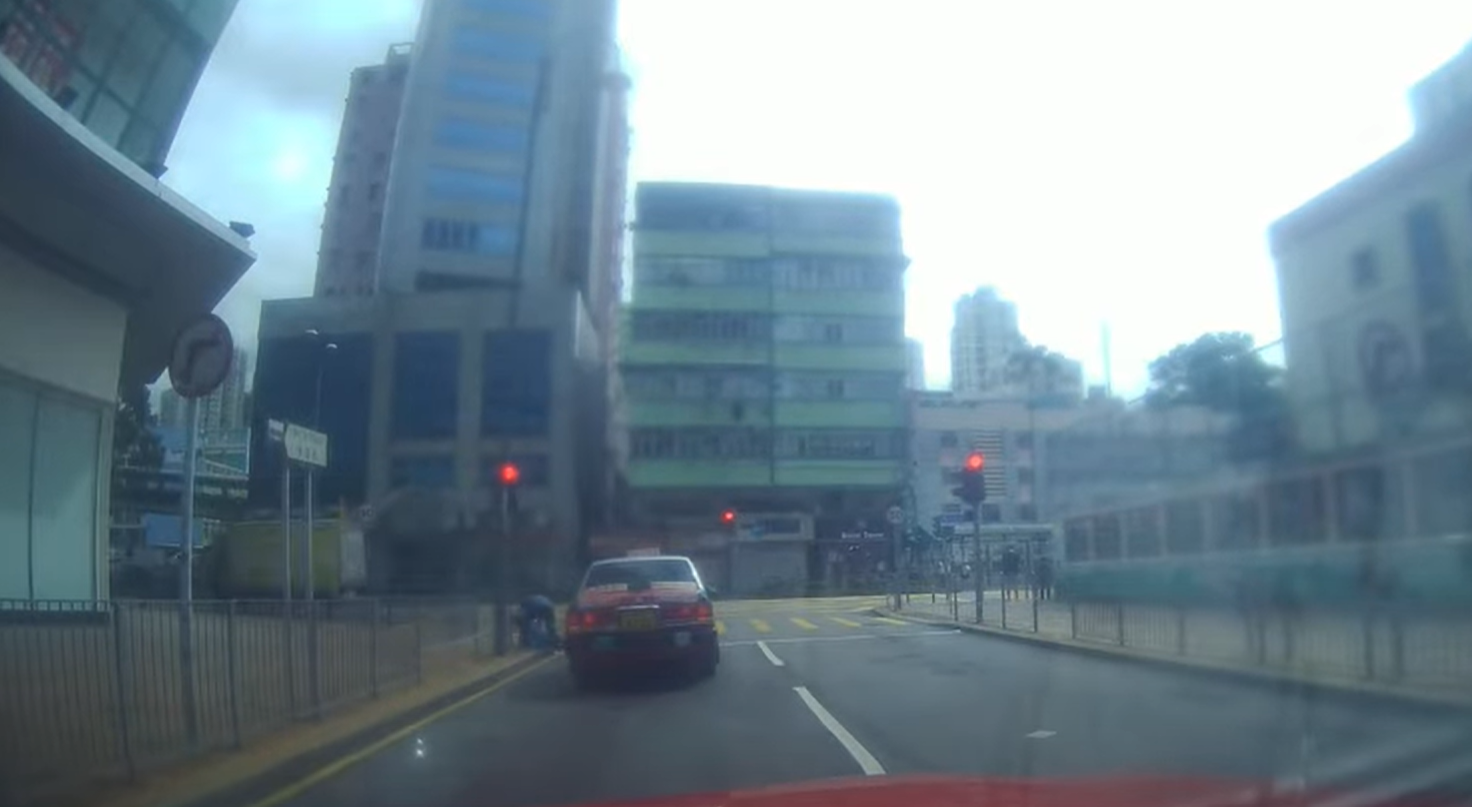 的士司機扶起伯伯。(片段截圖)